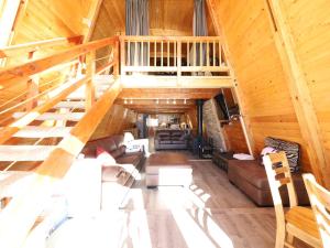 einen Blick über ein Wohnzimmer in einem Blockhaus in der Unterkunft Ski Lee Retreat in Brian Head