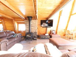 ein Wohnzimmer mit Sofas und einem Holzofen in der Unterkunft Ski Lee Retreat in Brian Head