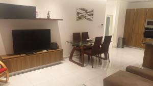 TV in/ali zabaviščno središče v nastanitvi Eivissa Apartment