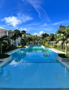 ein großer Swimmingpool mit blauem Wasser in einem Hof in der Unterkunft Apto para temporada em Arraial D'ajuda in Porto Seguro