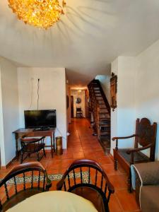 TV a/nebo společenská místnost v ubytování Hostal Montemayor + 10 fotografií