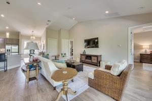 una sala de estar con un sofá y una mesa en Pool Home with Beach Access - Southern Comfort - Roelens, en Fort Myers Beach
