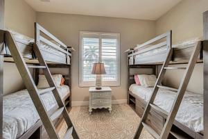 Un dormitorio con dos literas y una ventana. en Pool Home with Beach Access - Southern Comfort - Roelens, en Fort Myers Beach 38 fotos más