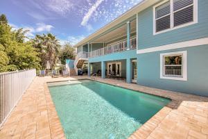 una casa con piscina delante de una casa en Pool Home with Beach Access - Southern Comfort - Roelens, en Fort Myers Beach