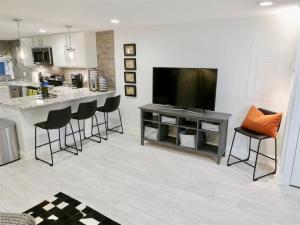 ワシントンにあるStylish & Modern Apt Shaw PKINGのキッチン(スツール付きのバー、薄型テレビ付) +17枚の写真