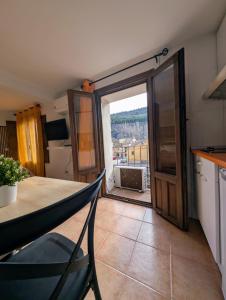 a room with a kitchen with a sliding glass door at Casa Gabriela in Palomera