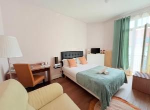 ein Schlafzimmer mit einem Bett, einem Sessel und einer Couch in der Unterkunft "petillat"-Superbe studio meublé 3 étoiles in Vichy + 6 Fotos