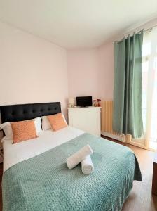 ein Schlafzimmer mit einem Bett, auf dem zwei Handtücher liegen in der Unterkunft "petillat"-Superbe studio meublé 3 étoiles in Vichy