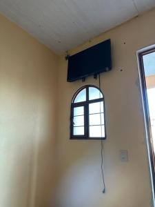 a room with a window and a tv on the wall at Hotel Casa Eduardo Martinez in Santiago Matatlán