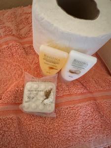 a bed with a packet of soap and a roll of toilet paper at Hotel Casa Eduardo Martinez in Santiago Matatlán +4 photos