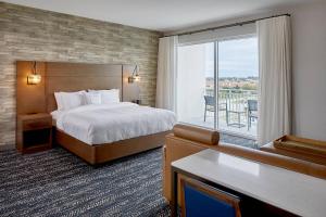 une chambre d'hôtel avec un lit et un balcon dans l'établissement Residence Inn St. Petersburg Tierra Verde, à Tierra Verde 53 autres photos