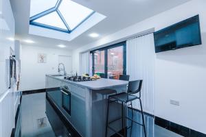 Nhà bếp/bếp nhỏ tại 6BR Home - Sleeps 15 - Ideal for Contractors & Group Stays - Parking