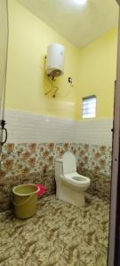 bagno con servizi igienici e serbatoio d'acqua di Saptami Holidays a Kodaikānāl