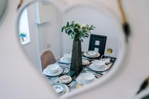 Ảnh trong thư viện ảnh của 6BR Home - Sleeps 15 - Ideal for Contractors & Group Stays - Parking ở Castleton +70 ảnh