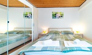 Posteľ alebo postele v izbe v ubytovaní Apartments Lores + 37 fotografií