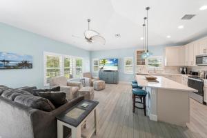 sala de estar amplia con sofá y cocina en 152 Steps to the Beach! Heated Pool - Steps Away - Roelens, en Fort Myers Beach