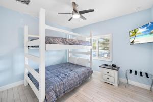 1 dormitorio con literas y ventilador de techo en 152 Steps to the Beach! Heated Pool - Steps Away - Roelens, en Fort Myers Beach 33 fotos más