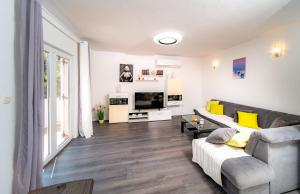 Televízia a/alebo spoločenská miestnosť v ubytovaní Apartments Lores