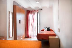 une petite chambre avec un lit et une fenêtre dans l'établissement Elrubiorural Casa el rubio Corcolilla, à Corcolilla