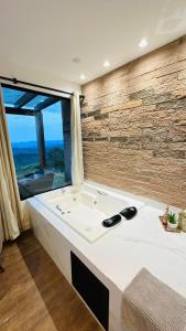 Un baño con un lavabo blanco y una gran ventana. en Ninho da Águia - Cabana A, en Urubici