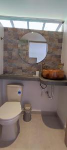 Ένα μπάνιο στο habitación campestre para pareja LAVANDA