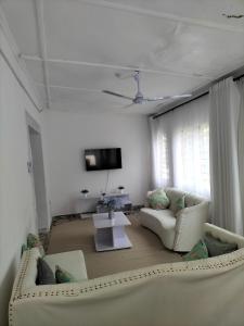 TV a/nebo společenská místnost v ubytování Backpackers Paradise