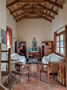 a living room with a couch and a table at El Granero de Manzanares in Manzanares