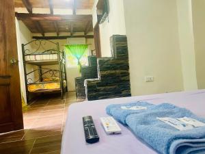 una camera con un letto con telecomando di Hostal San Andrés de k-noa a Canoa Altre 37 foto