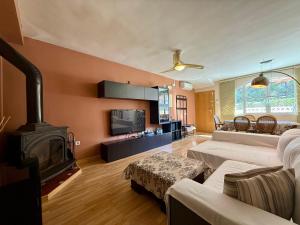 TV a/nebo společenská místnost v ubytování Bungalow Cabo Huertas