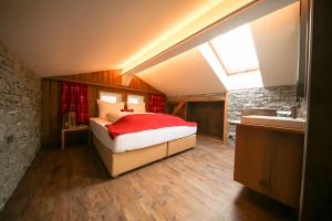 1 dormitorio con 1 cama grande y lavamanos en Chalet Alpinhome, en Tux