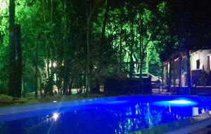A piscina localizada em Chalés Guigó-Cumuruxatiba, sossego e privacidade ou nos arredores