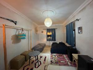 un salon avec un lit et une table dans l'établissement Superides Camp, à Ourika