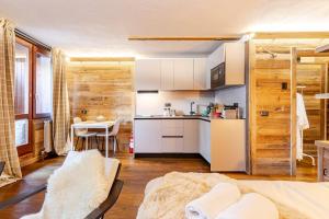 Кухня или мини-кухня в Nido dell'Aquila - Ski & Golf Lodge
