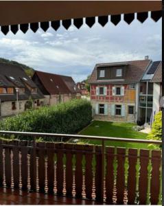 einen Balkon mit Blick auf ein Haus in der Unterkunft Zum Griechen Restaurant und Pension in Forchtenberg