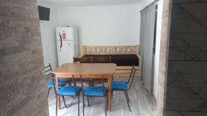 a table and chairs in a kitchen with a refrigerator at Casa Familiar in Mar del Plata