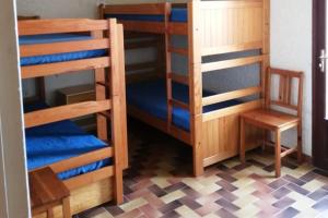 a room with bunk beds with a table and a chair at Appartement en bord de mer Marine de Sant-Ambrogio in Lumio