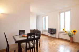 A television and/or entertainment centre at Romacentrarte