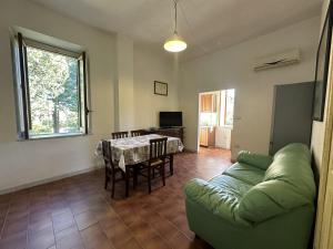 a living room with a green couch and a table at Agriturismo Tenuta Feraudo in Labonia