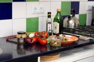 a kitchen counter with vegetables and bottles of wine at De Horizon, slapen in hutten in Kloosterburen