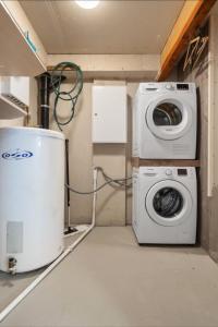 DørheimにあるGuesthouse-Ølen, 2 bedroomの洗濯機と洗濯機のある洗濯室