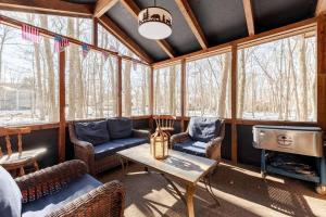 Posezení v ubytování Cozy Cabin at Poconos With Hot Tub and Fire Pit