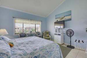 St Augustine Resort Condo - Walk to Crescent Beach في سانت أوغيستين: غرفة نوم بسرير ومروحة ونافذة +20 صورة