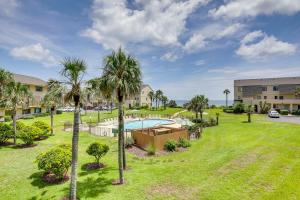St Augustine Resort Condo - Walk to Crescent Beach في سانت أوغيستين: صوره للساحه مع المسبح والنخيل