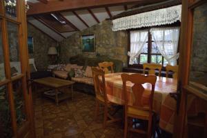 ein Wohnzimmer mit Tisch und Couch in der Unterkunft Vivienda Quintana in La Cueva