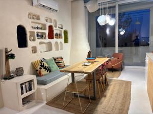 a dining room with a table and chairs at Casa Mediterranea Jacuzzi riscaldata con Caminetto in Specchiolla