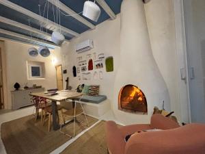a dining room with a table and a fireplace at Casa Mediterranea Jacuzzi riscaldata con Caminetto in Specchiolla