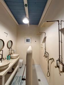 a bathroom with two sinks and a shower at Casa Mediterranea Jacuzzi riscaldata con Caminetto in Specchiolla