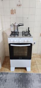 Una cocina o cocineta en APARTAMENTO INTEIRO GIGANTE CENTRO de PORTO ALEGRE SANTA CASA 200M PERTO DE TUDO