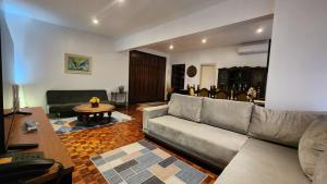 Un lugar para sentarse en APARTAMENTO INTEIRO GIGANTE CENTRO de PORTO ALEGRE SANTA CASA 200M PERTO DE TUDO