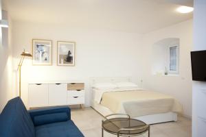 Televízia a/alebo spoločenská miestnosť v ubytovaní Studio Apartment Jon